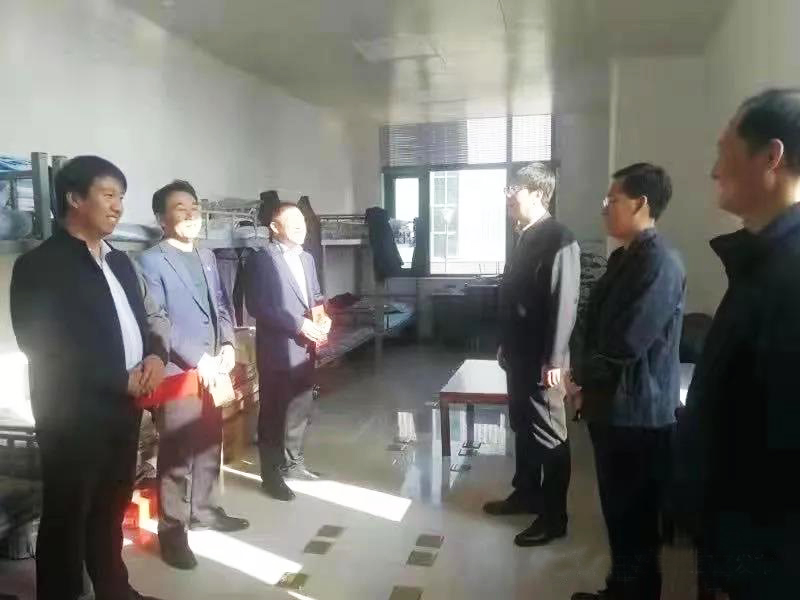 工業(yè)園區(qū)管委會、泓源公司慰問園區(qū)機關保安門衛(wèi)等一線人員(圖2)