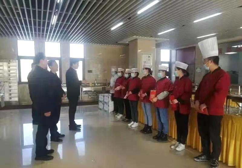 工業(yè)園區(qū)管委會、泓源公司慰問園區(qū)機關保安門衛(wèi)等一線人員(圖3)